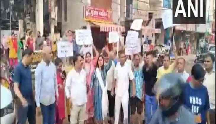 Residents of South Delhi protest against Delhi Government